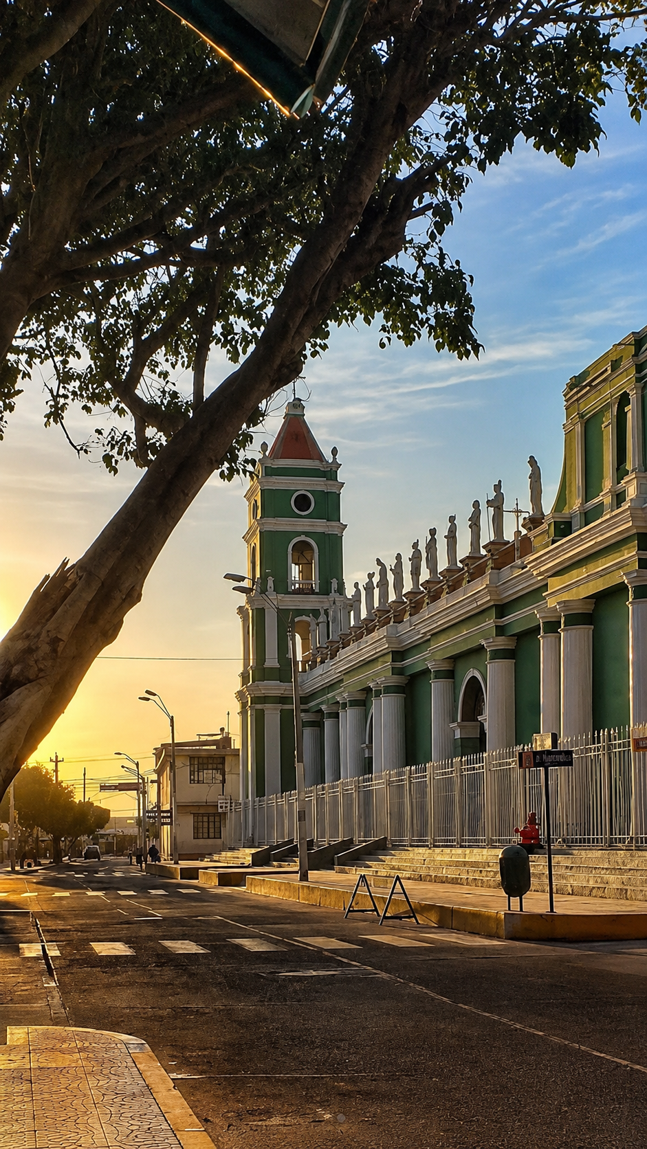 Plaza e iglesia de Catacaos