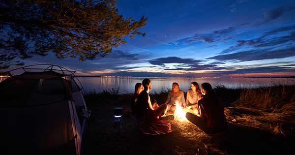 Campamento en la ribera del río