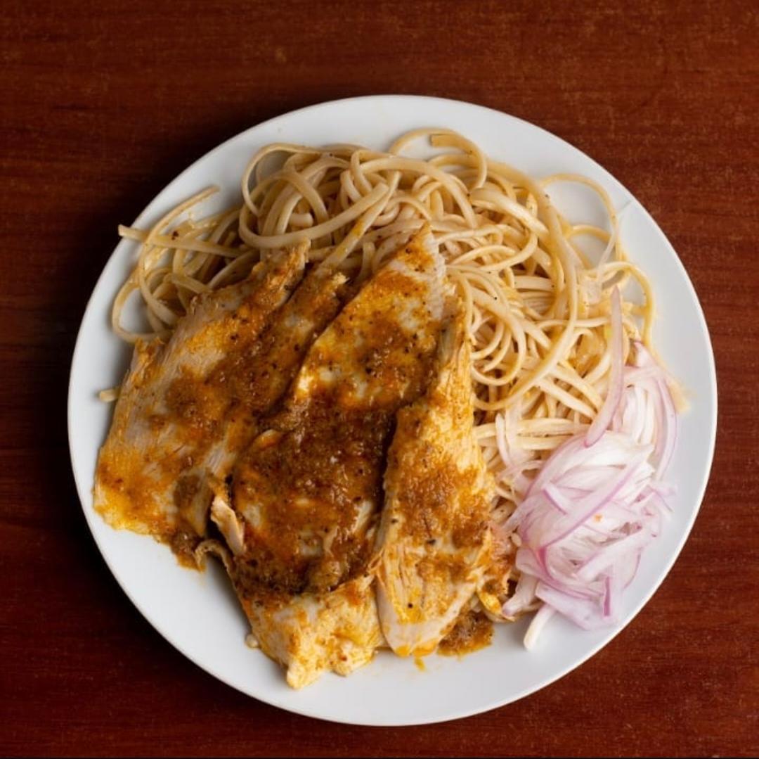 Tallarín con pavo y chifles de La Pera Madura